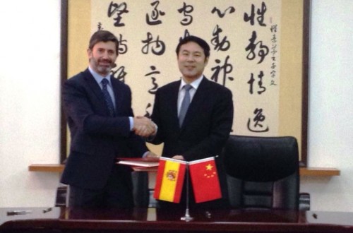 España y China firman el protocolo provisional para exportar melocotones y ciruelas hacia el gigante asiático