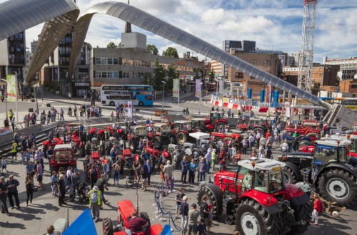 Un desfile histórico conmemora el 70 aniversario de la producción del Ferguson TE20