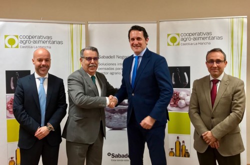 Cooperativas Agro-alimentarias CLM y Banco Sabadell firman un acuerdo de colaboración