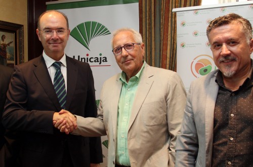 Unicaja Banco firma un convenio con la Asociación Española de Productores de Frutas Tropicales