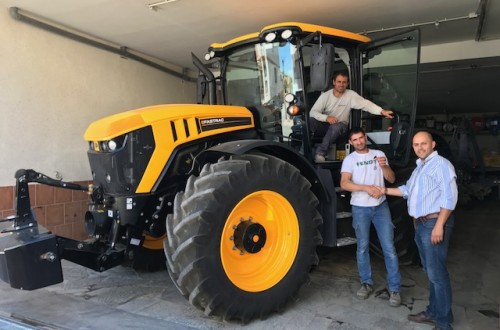 JCB vende cuatro tractores Fastrac este verano en España para tareas agrícolas