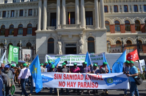 Concentración a las puertas de Agricultura para reclamar una ganadería viva