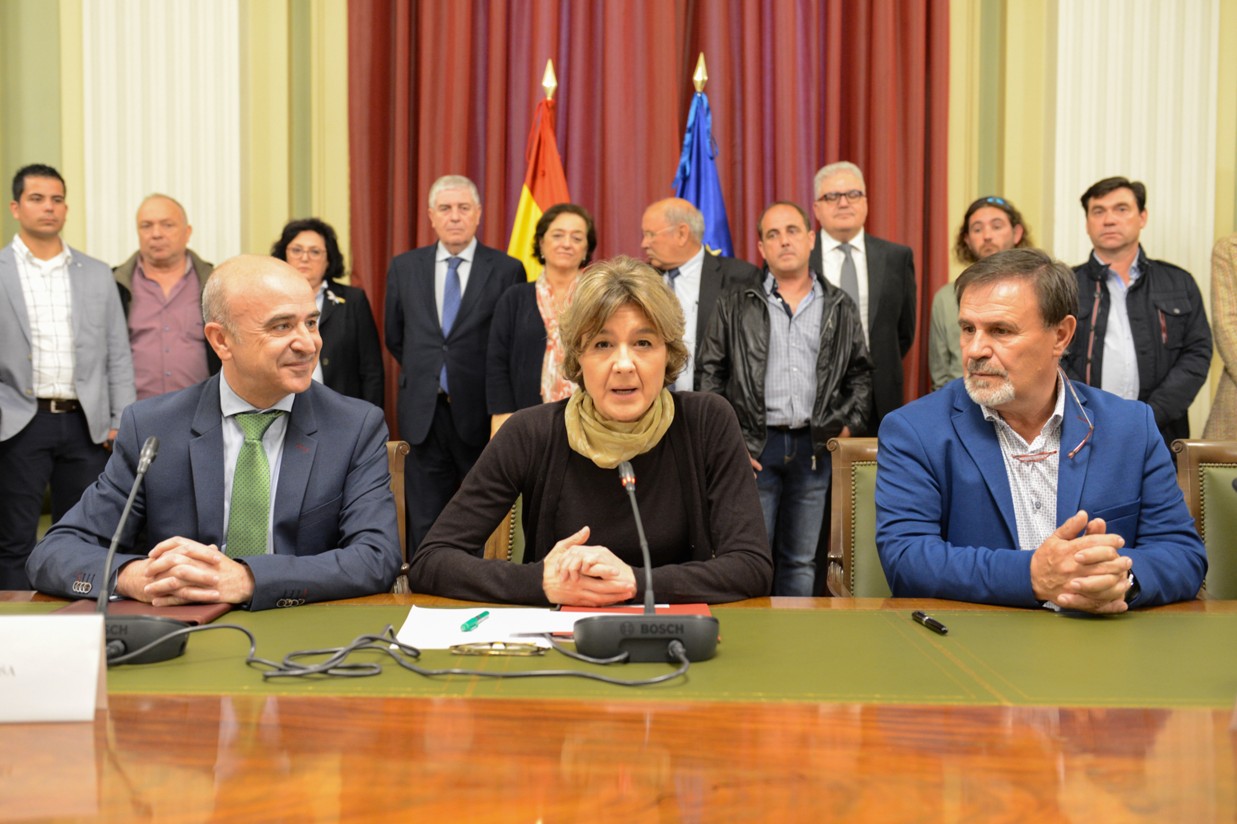 Agricultura firma 4 convenios para modernizar 9.000 hectáreas de regadío en el Alto Aragón y Málaga