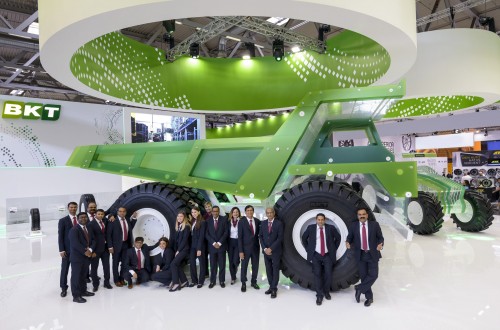 BKT sorprende en Automechanika con un dumper gigante de plexiglás