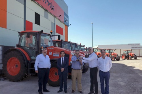 Guillermo García Muñoz hace entrega de una flota de tractores Kubota a Cam Rental