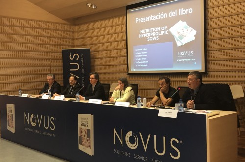 Novus International celebra el lanzamiento de su libro «Nutrición de las cerdas hiperprolíficas»