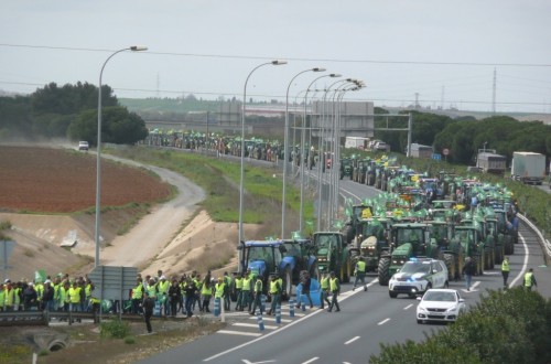 #AgricultoresAlLímite: quinientos tractores cortan la A-49 en Huelva