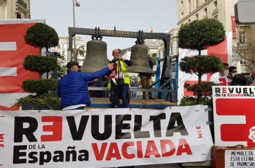 La España Vaciada sigue latiendo y renueva sus demandas con una campanada ante el Congreso de los Diputados