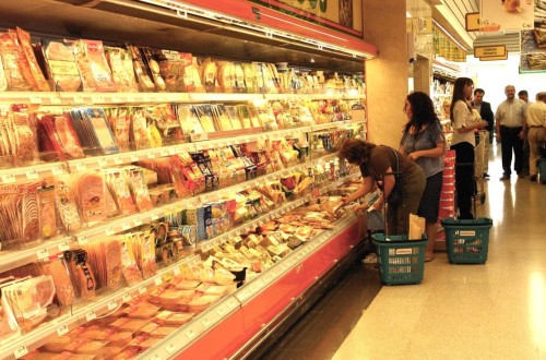 Los precios de consumo de los alimentos se dispararon en marzo pero aún menos que el IPC general