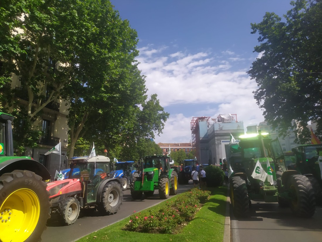 Una nueva Marcha de la Sequía se planta en Madrid con tractores y agricultores convocados por Unión de Uniones