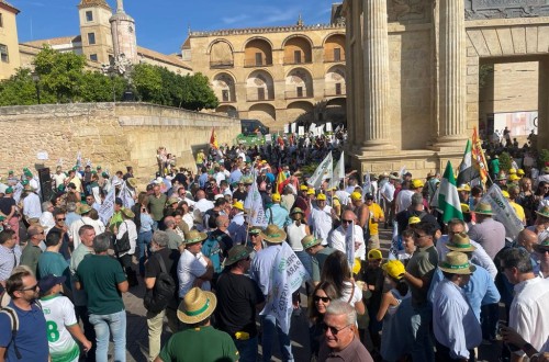 Varios miles de personas se manifiestan en Córdoba contra la política agraria de la Unión Europea