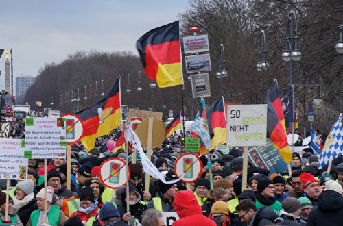 Miles de agricultores se concentran en Berlín contra los recortes a los subsidios agrícolas