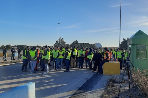 Un grupo de unos 50 agricultores corta de manera intermitente la entrada a FIMA