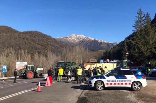 Agricultores franceses y españoles cortan las carreteras de acceso a la frontera en protesta contra las políticas comunitarias