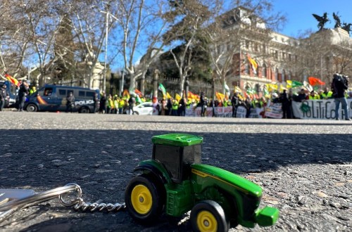 Unos 20.000 manifestantes reciben en el MAPA a los 100 tractores de la ruta de Arganda del Rey