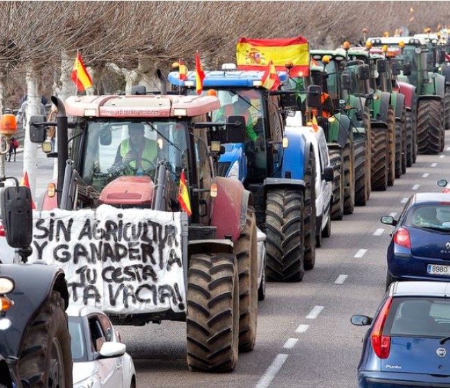 Agricultores de Huesca vuelven a las calles para denunciar la difícil situación del sector y para reclamar apoyo