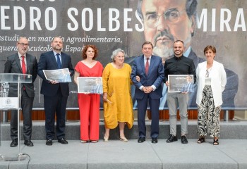 Entregado el “I Premio Pedro Solbes Mira” a un estudio sobre el manejo integrado de la mosca del olivo