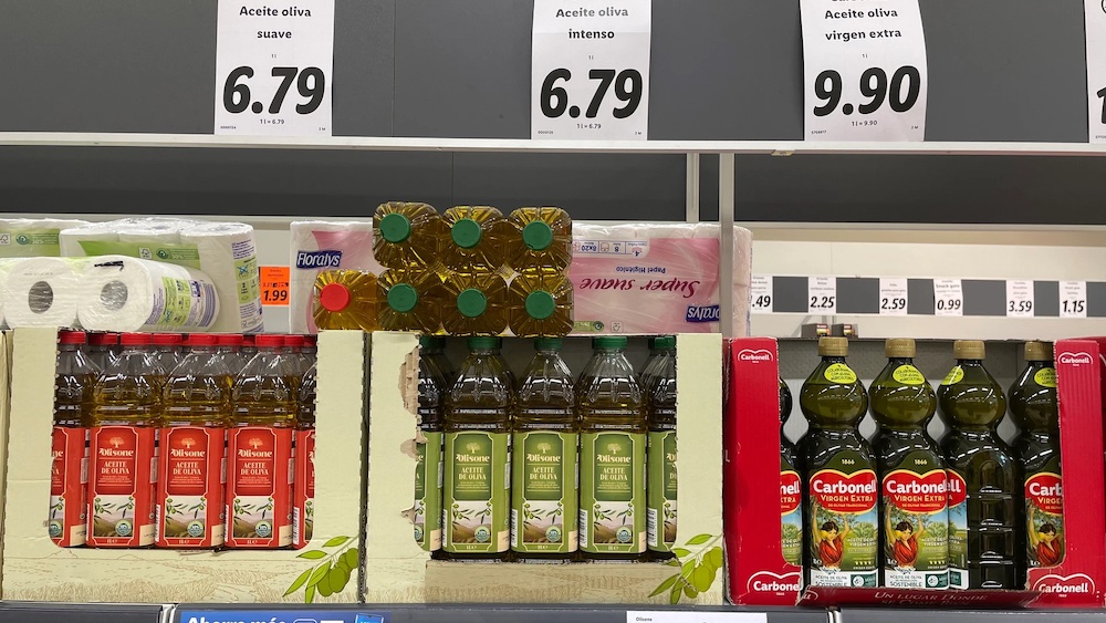 El Gobierno suprimirá el IVA para el aceite de oliva a partir del 1 de julio y lo incluye en el grupo de bienes de primera necesidad