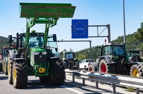 Los agricultores mantienen los cortes en los pasos fronterizos