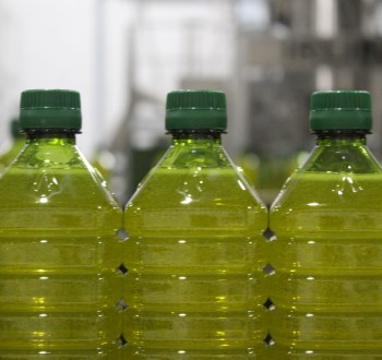 La venta de aceite de oliva cae un 16,8% mientras la de girasol se dispara un 30%