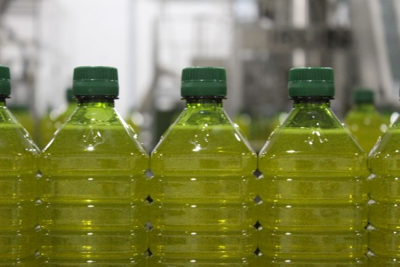 La venta de aceite de oliva cae un 16,8% mientras la de girasol se dispara un 30%