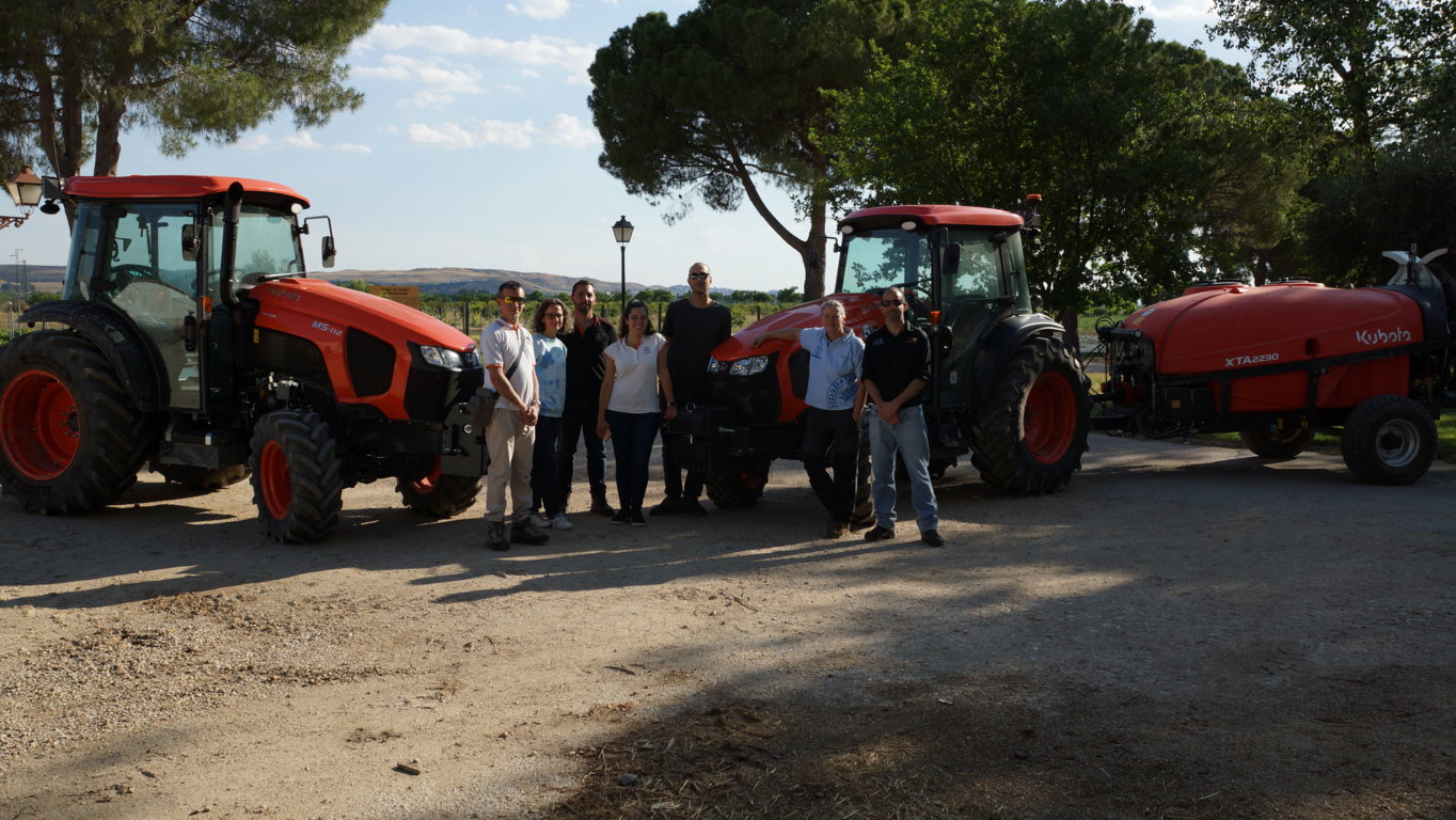 Kubota M5-112 Narrow, ponemos a prueba el sistema Bi-speed y la suspensión del eje delantero