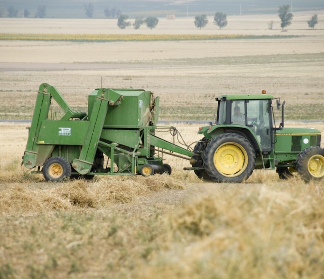 Luis Planas asegura que se está estudiando ampliar las ayudas de maquinaria agrícola a nuevas prácticas tecnológicas