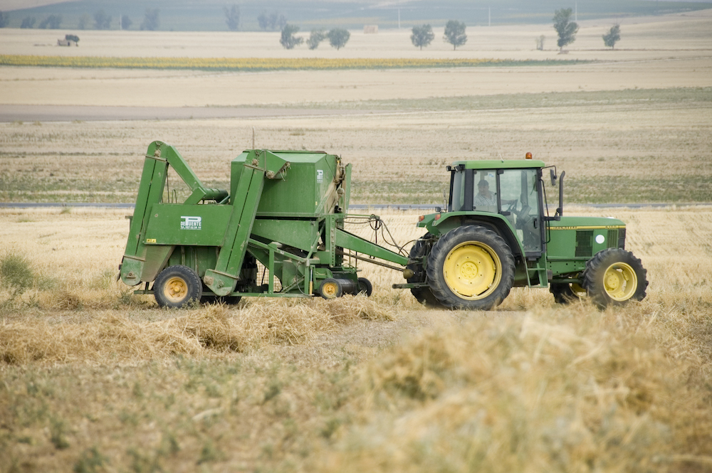 Luis Planas asegura que se está estudiando ampliar las ayudas de maquinaria agrícola a nuevas prácticas tecnológicas