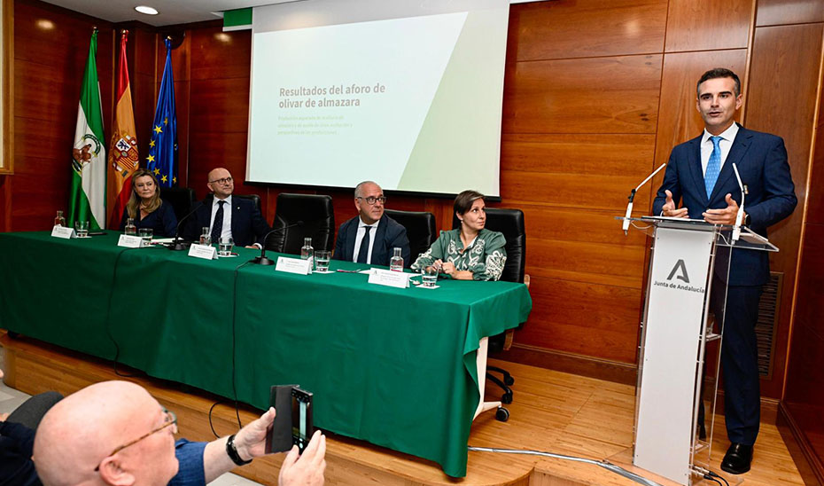 Andalucía prevé una producción de más de un millón de toneladas de aceite de oliva en la próxima campaña