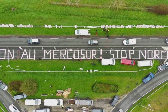 Los sindicatos agrícolas franceses endurecen sus protestas contra el acuerdo UE-Mercosur con bloqueos por todo el país