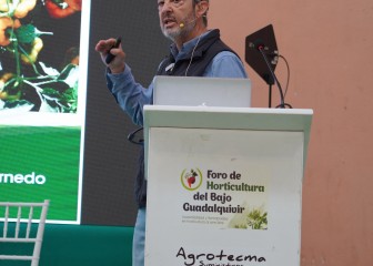 Ramiro Arnedo presenta sus nuevas variedades de pimientos industriales en el Foro de Horticultura del Bajo Guadalquivir