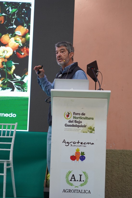 Ramiro Arnedo presenta sus nuevas variedades de pimientos industriales en el Foro de Horticultura del Bajo Guadalquivir