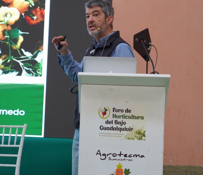 Ramiro Arnedo presenta sus nuevas variedades de pimientos industriales en el Foro de Horticultura del Bajo Guadalquivir