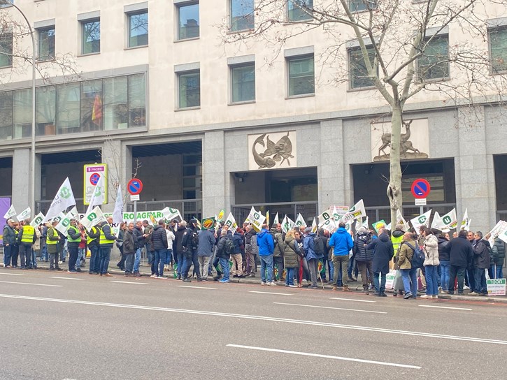 Unión de Uniones protesta frente a Enesa y exige reformas en los seguros agrarios